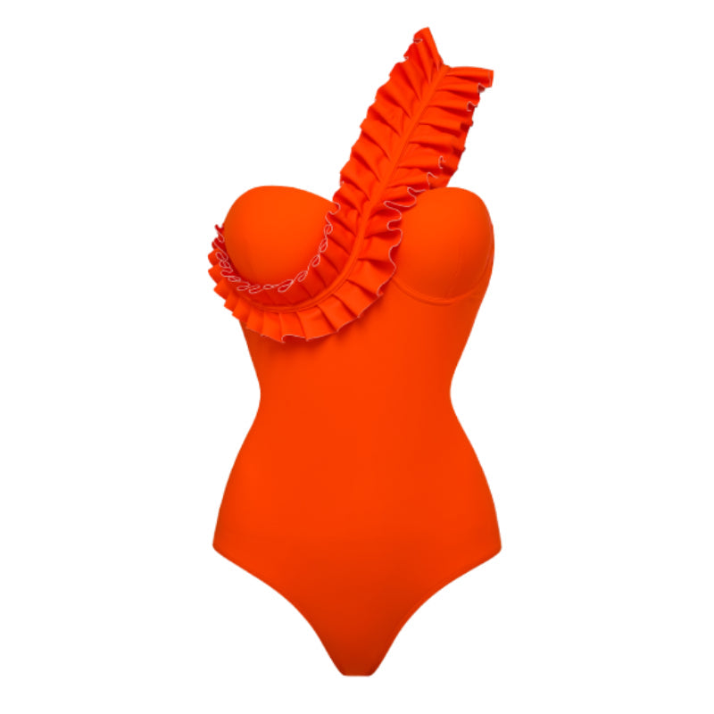 Un traje de baño naranja de una sola manga con volantes y un sarong