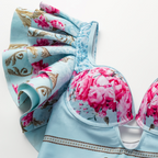 Bañador de una pieza con estampado de flores azules rizadas y falda