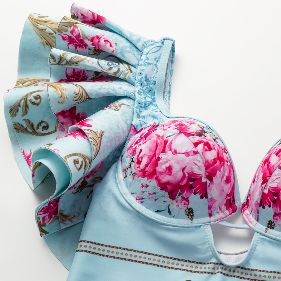 Bañador de una pieza con estampado de flores azules rizadas y falda
