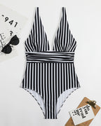 Traje de baño de rayas con escote pronunciado