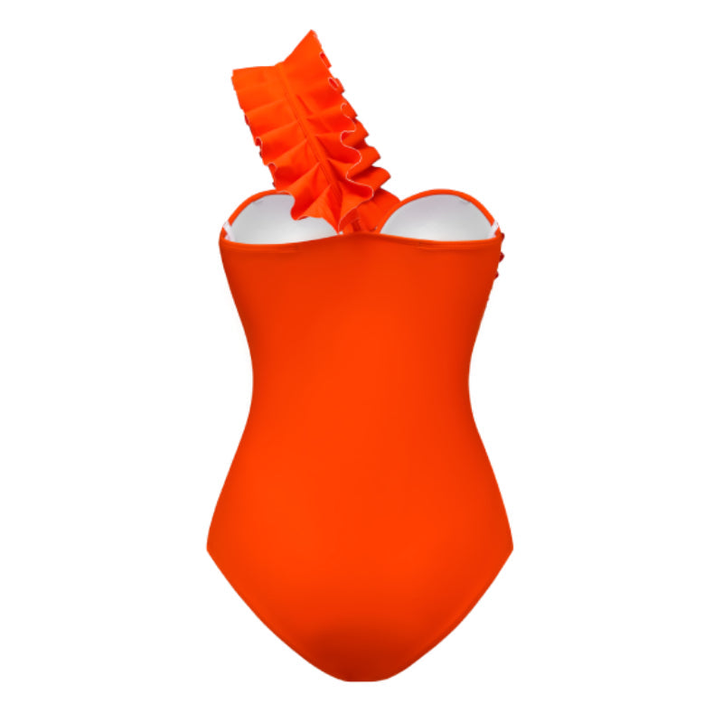 Un traje de baño naranja de una sola manga con volantes y un sarong