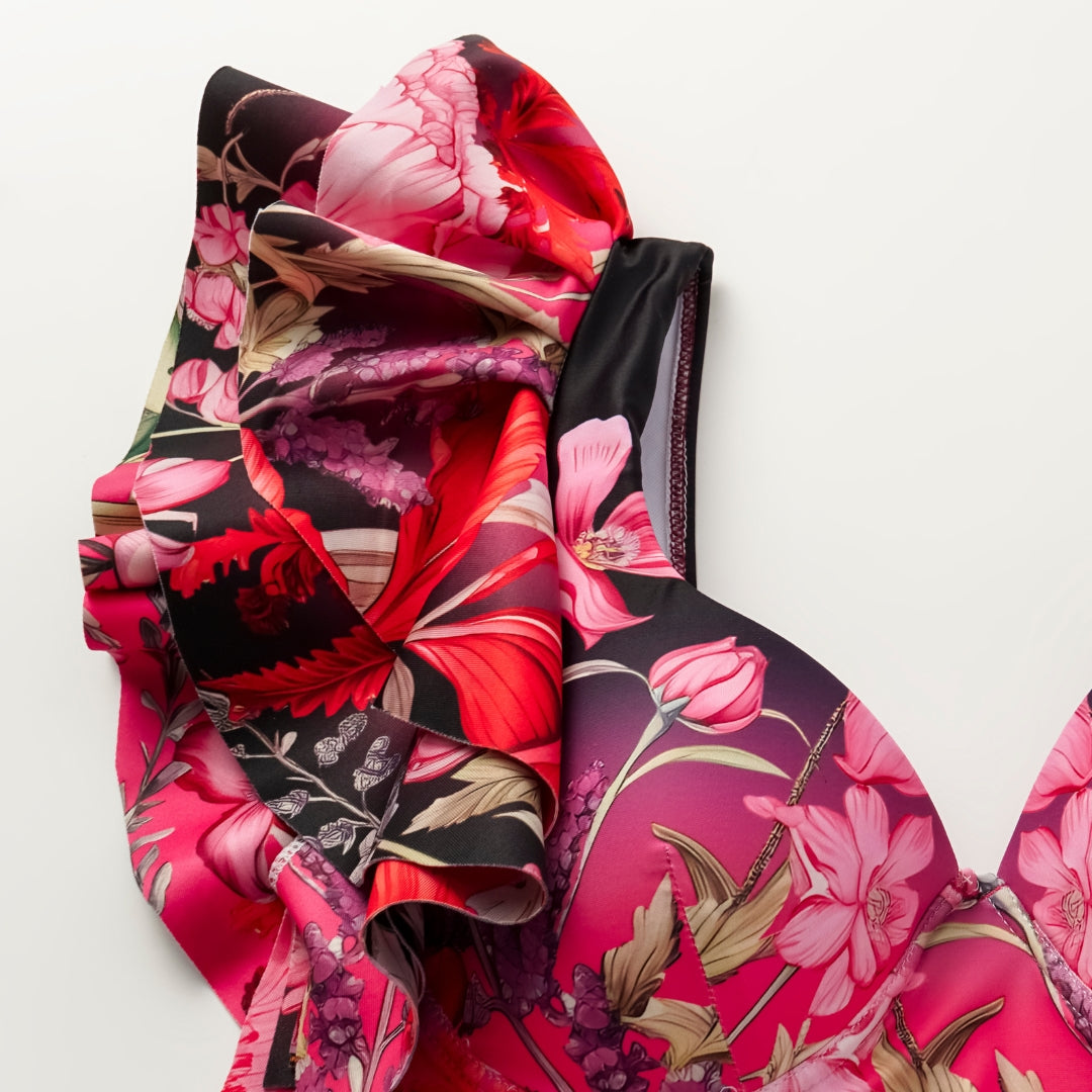 Traje de baño de una pieza con estampado de flores rizadas y pareo