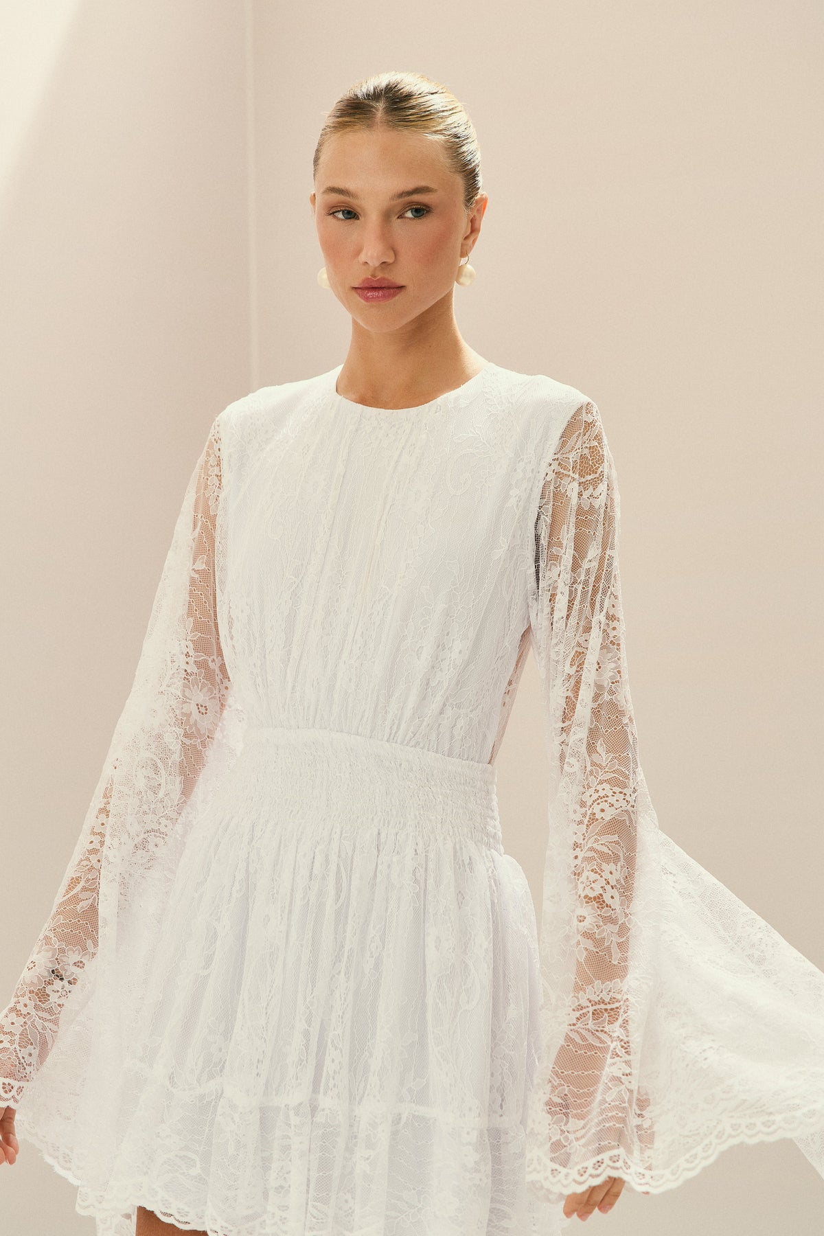 Vestido Corto de Encaje con Elástico en la Cintura y Mangas Amplias - Aira Off-White
