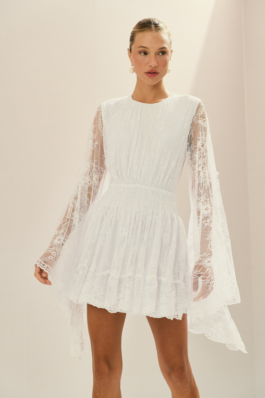 Vestido Corto de Encaje con Elástico en la Cintura y Mangas Amplias - Aira Off-White