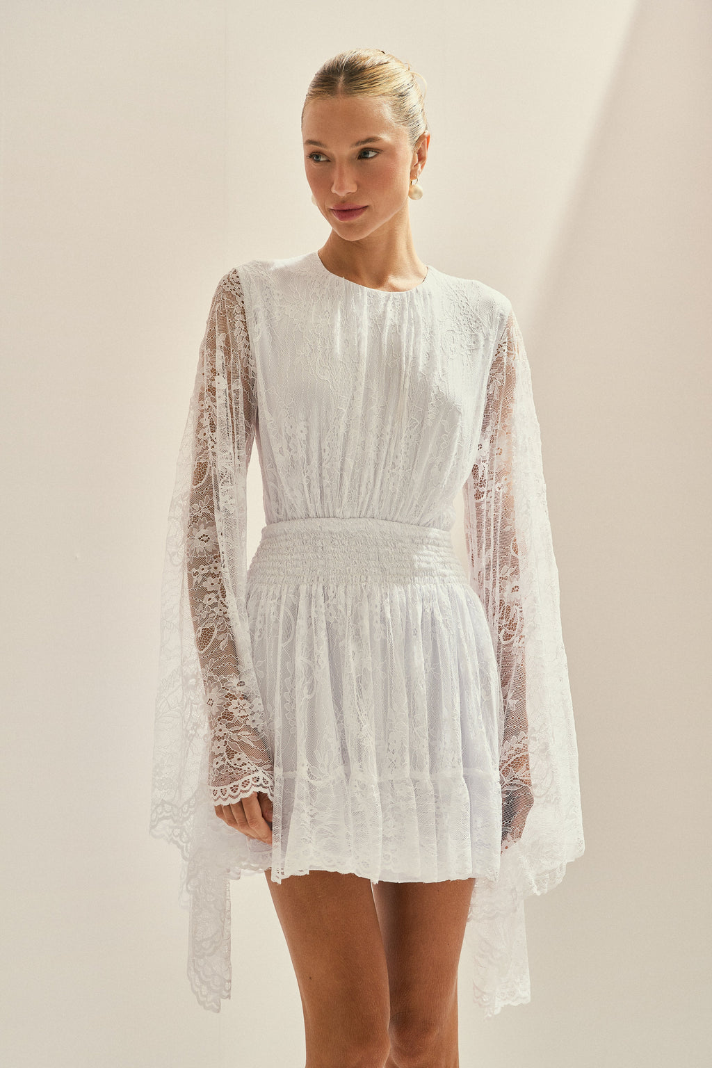 Vestido Corto de Encaje con Elástico en la Cintura y Mangas Amplias - Aira Off-White