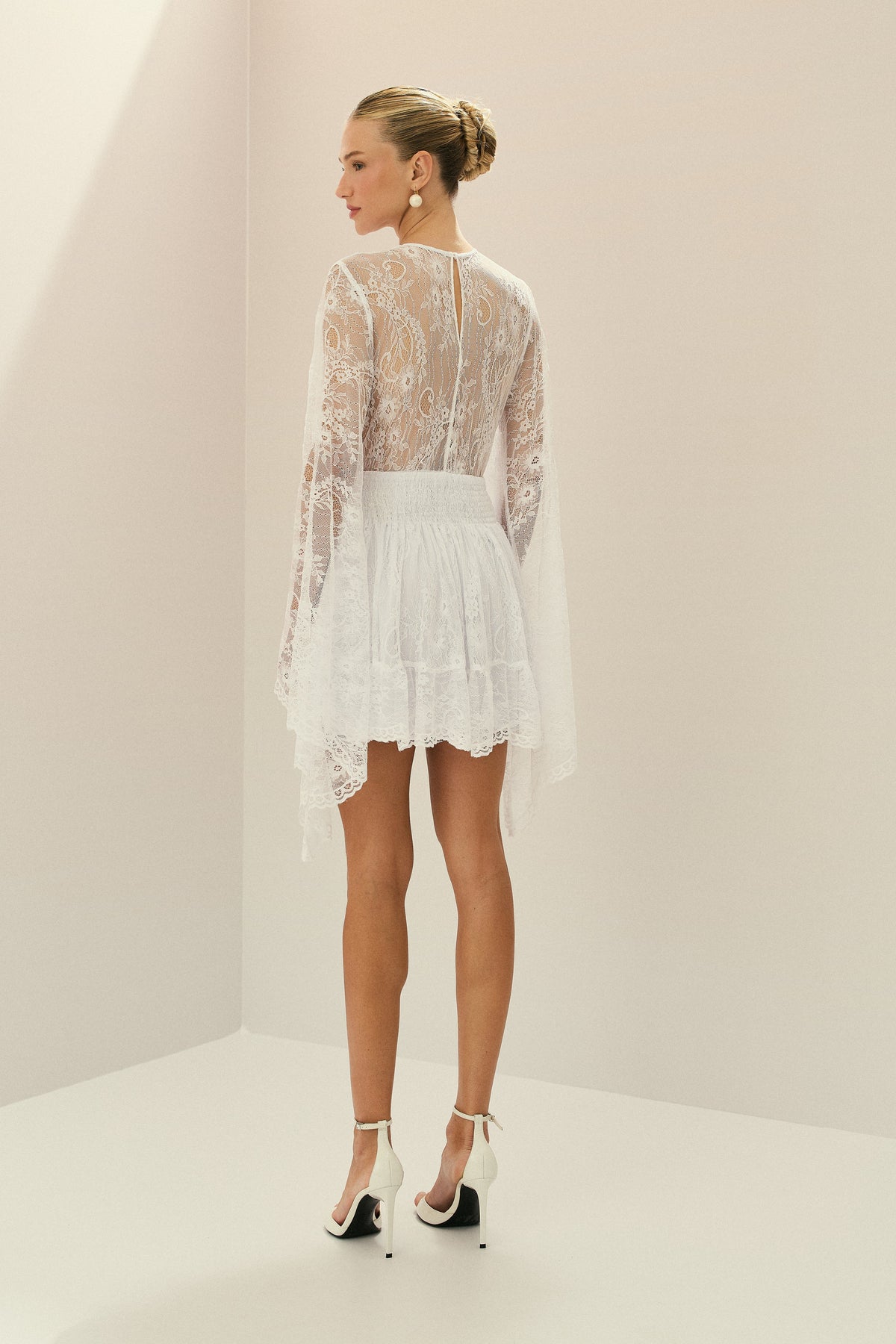 Vestido Corto de Encaje con Elástico en la Cintura y Mangas Amplias - Aira Off-White